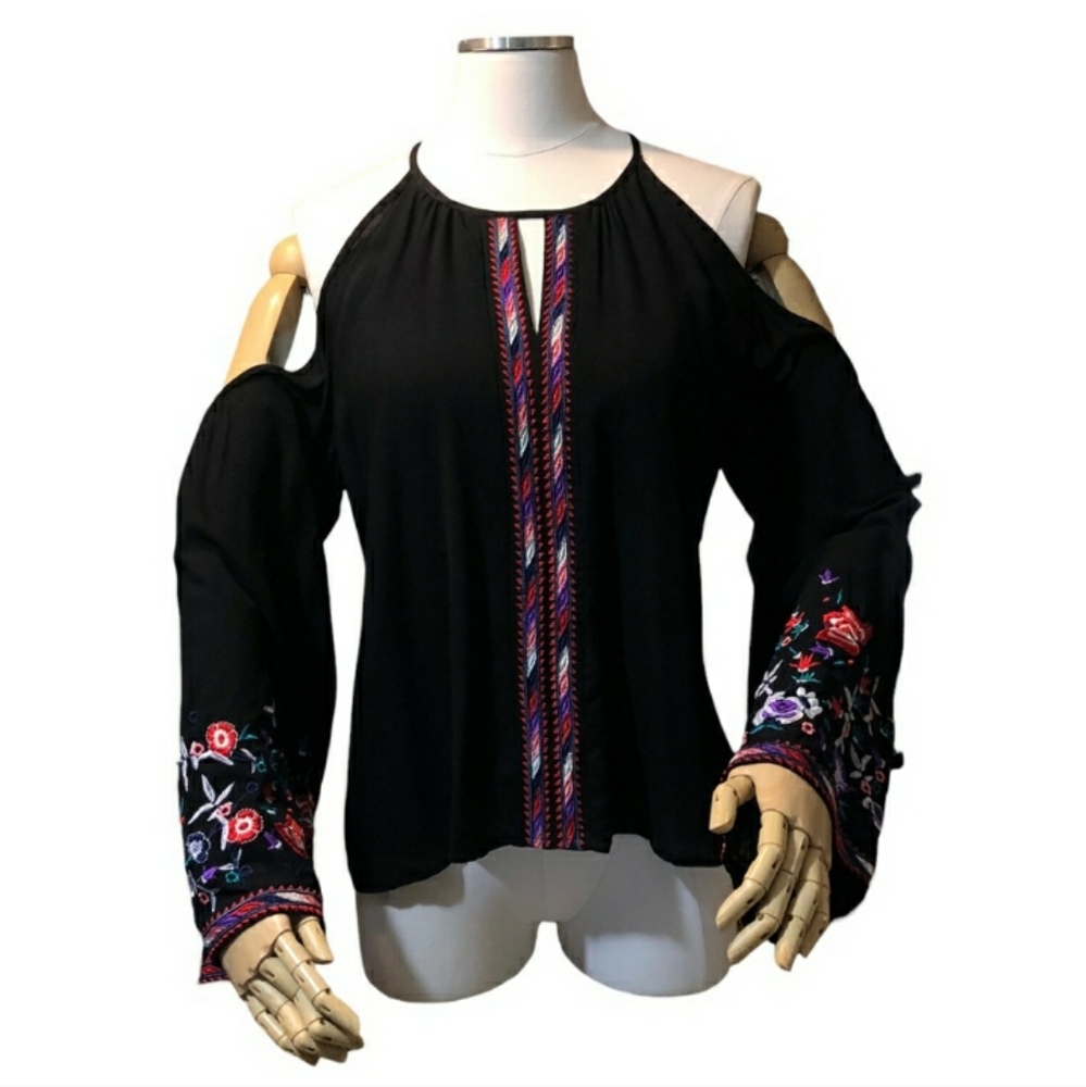 AQUA Floral Embroidered Cold Shoulder Top EUC!
